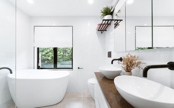 Thiết kế nhà tắm 6m2 hiện đại với gam màu trắng thanh lịch cùng cây xanh giúp thanh lọc không khí