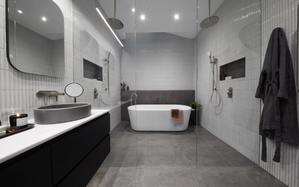 Phòng tắm 6m2 với nội thất màu đen sang trọng, hiện đại có vách ngăn kính