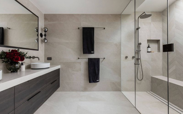 Thiết kế nhà tắm 6m2 với nội thất thông minh cùng gương lớn ấn tượng