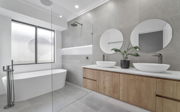 Nhà vệ sinh 6m2 với sử dụng gạch lát có tone màu xám tạo nên sự sang trọng