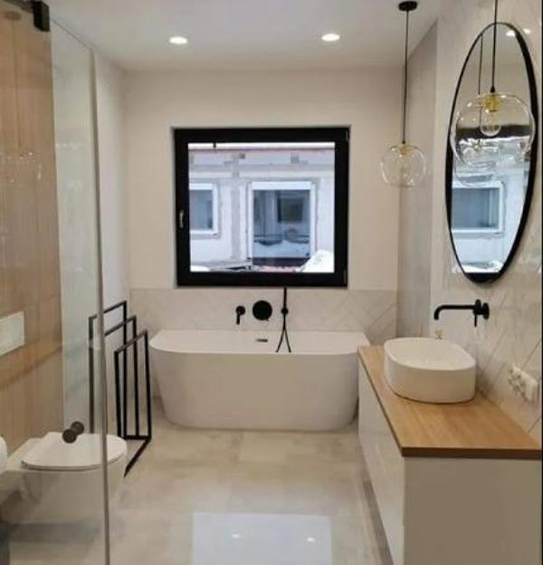 Phòng tắm sử dụng màu trắng chủ đạo, kết hợp với các điểm nhấn màu đen và gỗ tự nhiên tạo nên vẻ đẹp đơn giản nhưng vẫn tinh tế