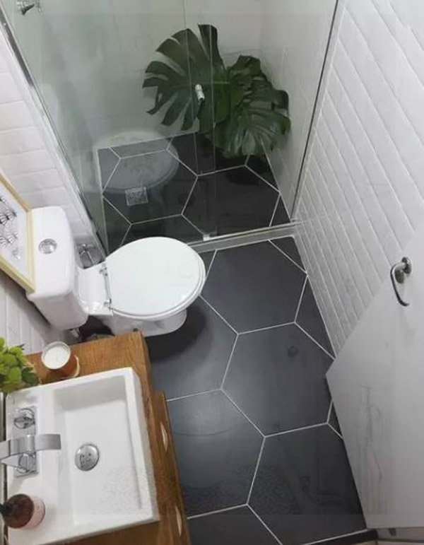 Thiết kế phòng tắm nhỏ 1m2 với nền gạch đen hình tổ ong kết hợp với tường gạch trắng