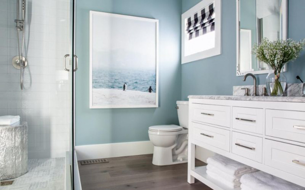 Phòng tắm 1m2 màu xanh nhạt, kết hợp tủ để đồ đa dụng cho không gian