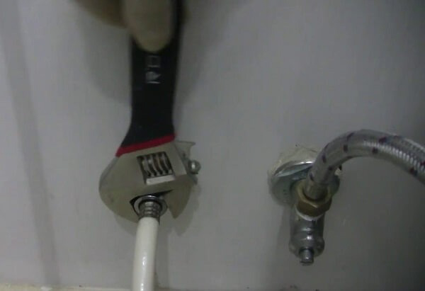 Cách sửa vòi xịt bồn cầu bị rỉ nước ở phần tiếp giáp vòi nước với tường