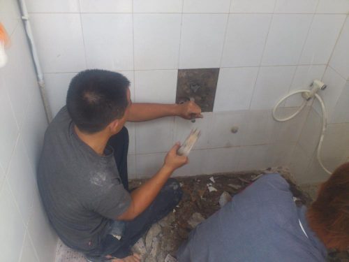 Sửa chữa toilet bị hỏng tường