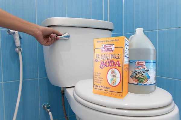 Dùng Baking Soda, giấm và nước nóng