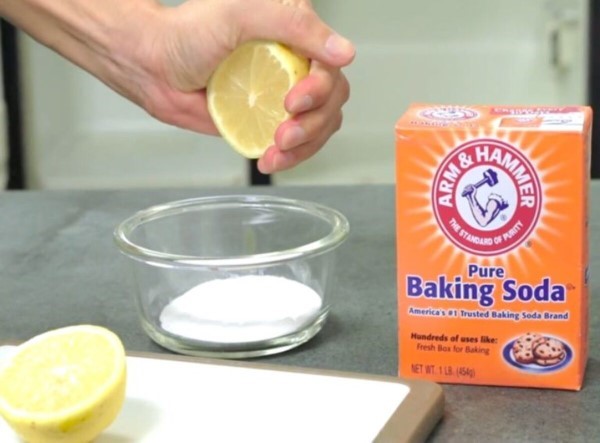 Thông bồn cầu bằng baking soda và chanh